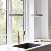 UMAGE LED-hengelampe Asteria Medium lysegrå/messing Ø 43 cm