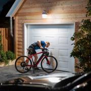 Philips LED-pære E27 A60 sensor 8 W 2 700 K matt