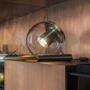 Oluce bordlampe The Globe, gullfarget/bronse, glass