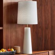 MARKET SET Cosiness bordlampe, keramisk fot, hvit