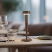 Lucande LED-batteridrevet lysestake Lea, vase, mørkebrun, 28 cm