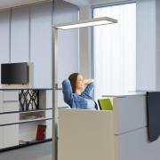 LED-gulvlampe til kontor MAULsenja, sølvfarget, sensor, 196 cm