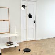 Dyberg Larsen gulvlampe Ocean, svart/messing, 2 lyskilder.