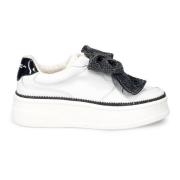 Hvite Slip-On Sneakers med Rhinestone Bue